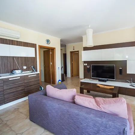 Lovely 2 Bedrooms Flat - 1st Line Appartamento