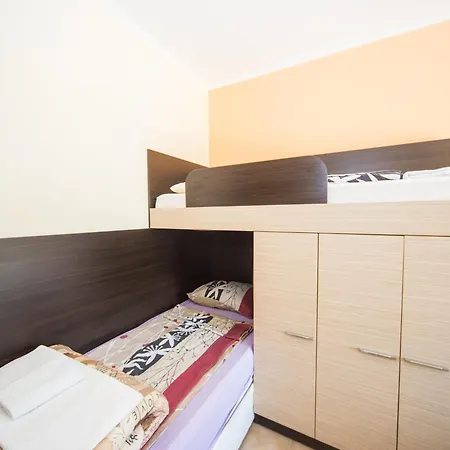 Lovely 2 Bedrooms Flat - 1st Line *