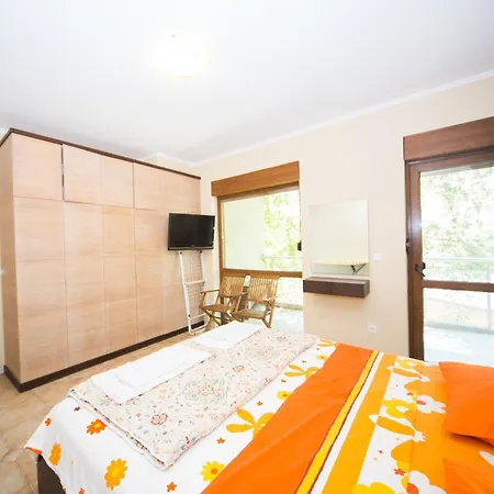 Daire Lovely 2 Bedrooms Flat - 1st Line *