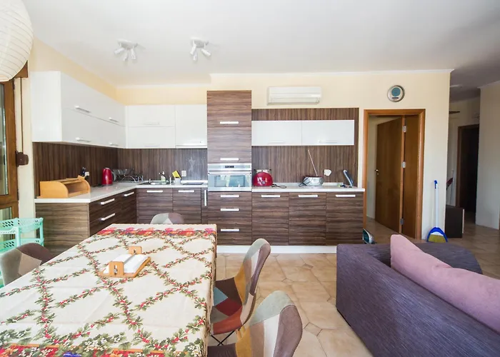 Lovely 2 Bedrooms Flat - 1st Line